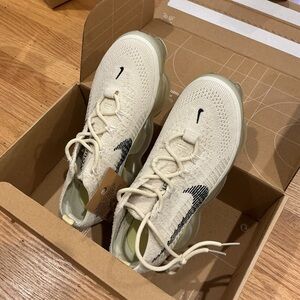 NEW IN BOX NIKE Women Cream Air Max Sneakers with Black Accents, Size 7.5